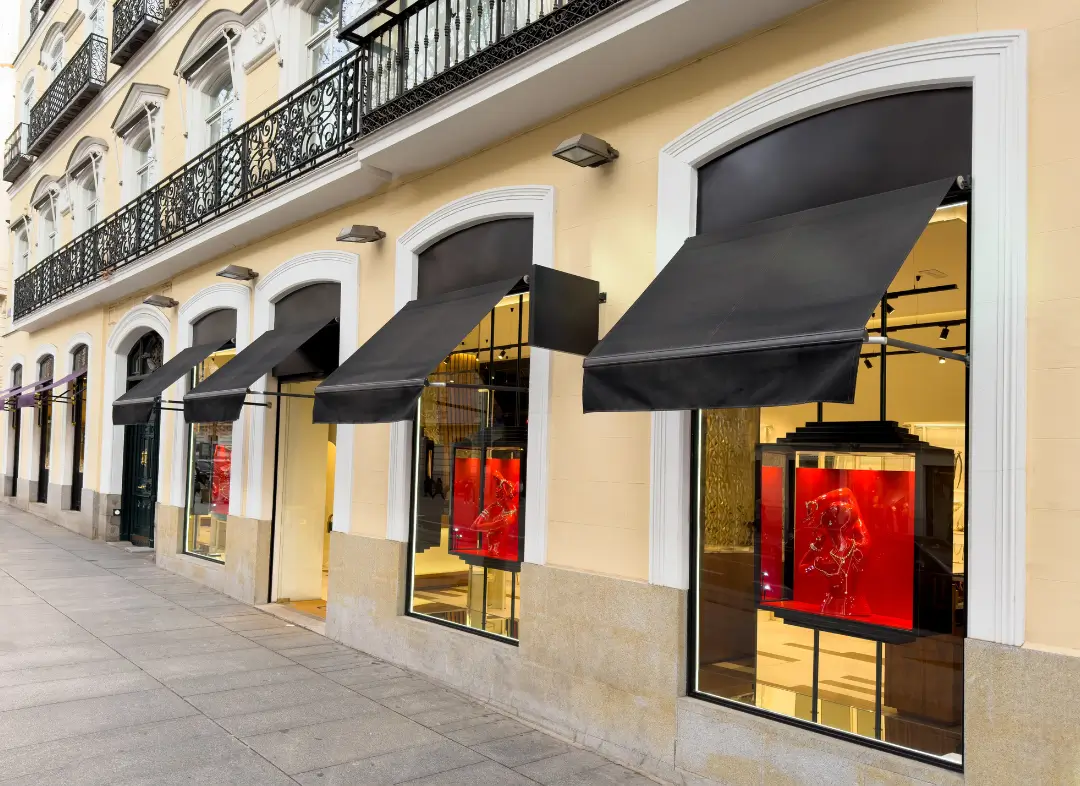 Façade vitrine de magasin en aluminium sur mesure à Bouc-Bel-Air